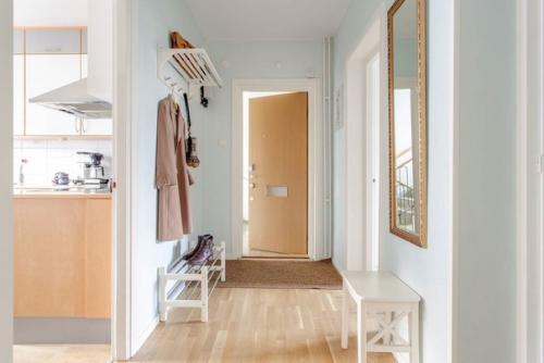 Интерьер этой квартиры в Швеции похож на ванильный десерт или крем - брюлле. 05