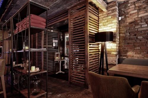 Индустриальный бар, подобно старым тихим улочкам Европы открылся в Перми, над оформлением которого, работала студия Allartsdesign. 03