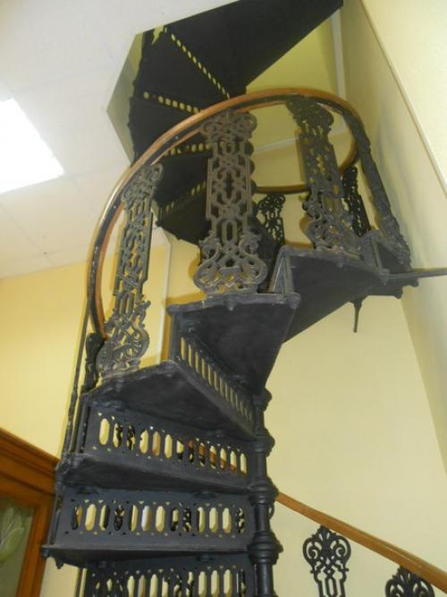 Железная винтовая лестница в здании ботанической аудитории (кафедры ботаники) во дворе здания двенадцати коллегий. 02