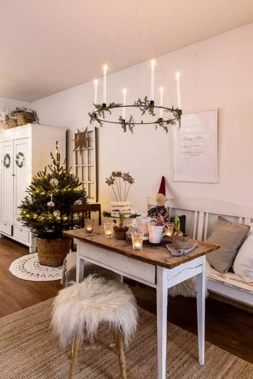 На рождество светлый террасный дом семьи йокинен наполняется сосновыми шишками, свечами, эльфами майлег и самодельными оранжевыми украшениями. 05