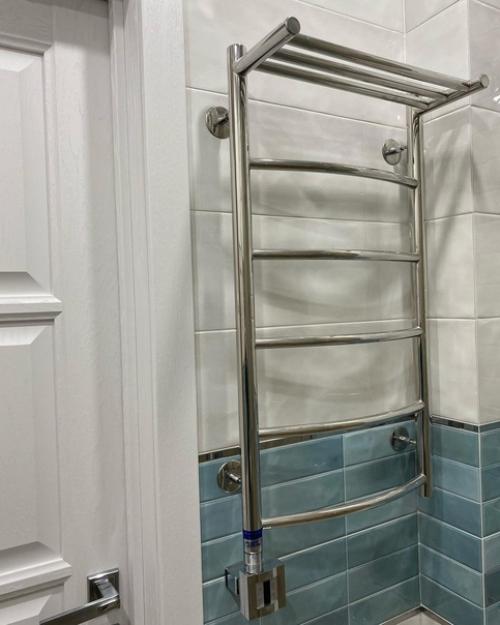 Простой, но в то же время стильный дизайн ванной комнаты. 04