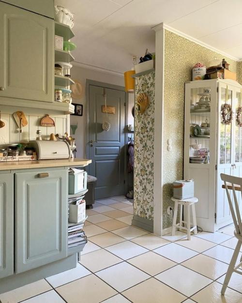 Миа украсила стены своей фантастической гостиной цветами! 06