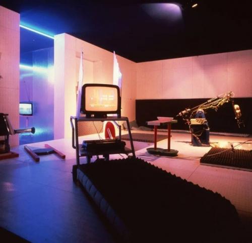 Вот, как представляли дома будущего дизайнеры интерьера в 1980-х: неон, роботы, камеры и очень много мониторов. 07