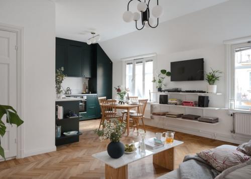 На верхнем этаже скандинавского дома между двумя внутренними дворами расположена эта светлая и уютная трехкомнатная квартира. 03