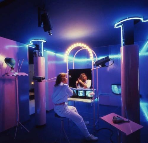 Вот, как представляли дома будущего дизайнеры интерьера в 1980-х: неон, роботы, камеры и очень много мониторов. 06