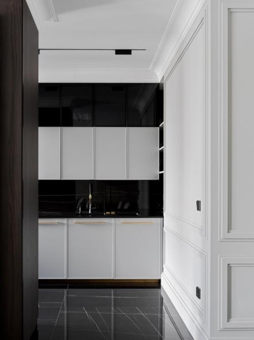 Классическое сочетание черного и белого стильно смотрится не только в модном гардеробе, но и в интерьере кухни. 04