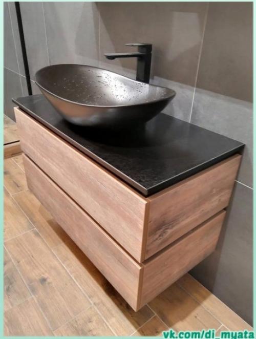 Просторный санузел. В тёмных тонах. 03