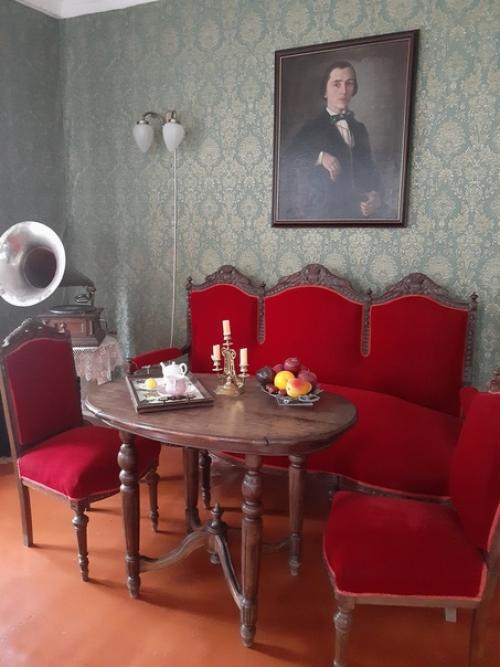 Искусство оформления жилого помещения недолговечно, но в музейных собраниях бережно хранят предметы комнатного убранства. 03