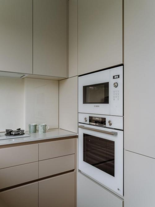 Современный, минималистичный интерьер 5-метровой кухни в панельке постройки начала 70-х. 03