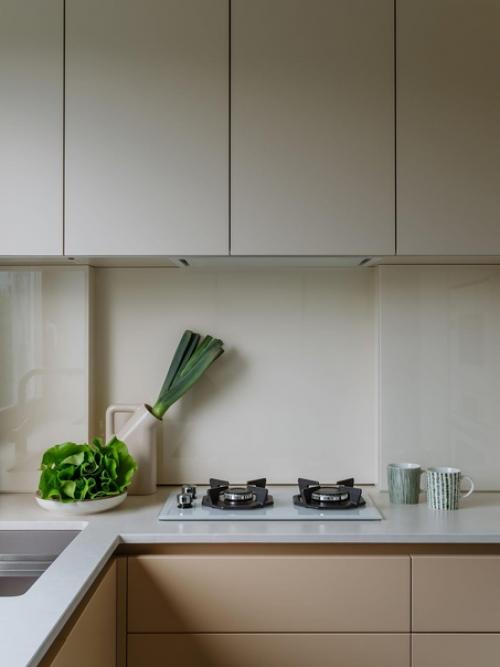 Современный, минималистичный интерьер 5-метровой кухни в панельке постройки начала 70-х. 02