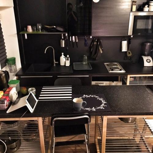 Прошу оценить мою, о ужасную, капец какую мрачную и зловеще черно - бело - деревянную кухню в комнате - гостиной. 03