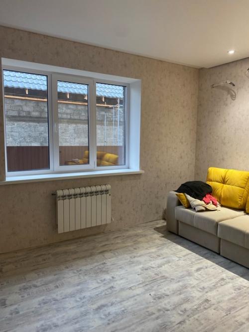 Яркий акцент на портьерах с использованием яркого бархата - отличная идея для создания стильного интерьера в гостиной. 02