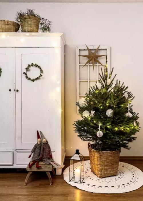 На рождество светлый террасный дом семьи йокинен наполняется сосновыми шишками, свечами, эльфами майлег и самодельными оранжевыми украшениями. 02