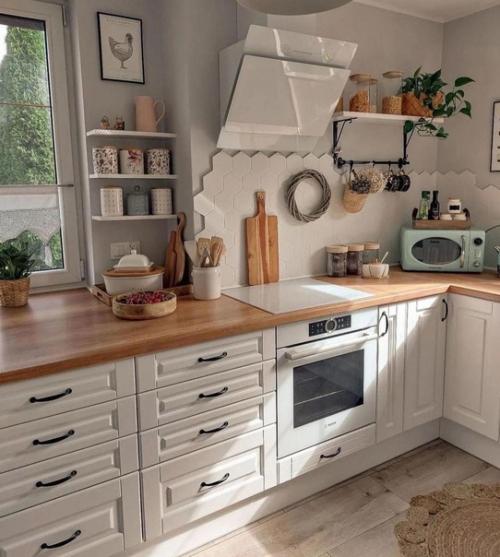 Светлая кухонька. Очень уютная. 01