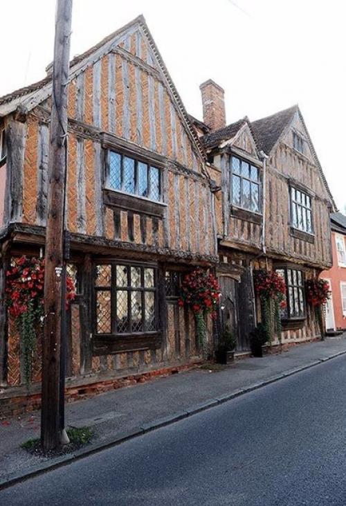 Дом Гарри Поттера в годриковой впадине, который мы знаем по серии фильмов о знаменитом волшебнике, выставлен на продажу. 01