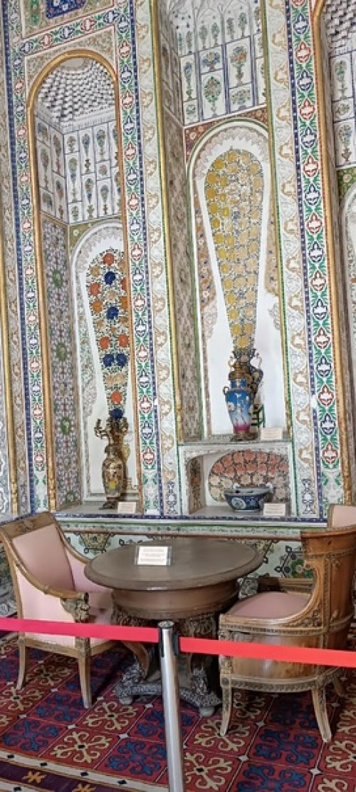 У всех в ленте фоточки с хэллоуина, а у нас по-прежнему, восточная сказка: дворцы и павлины. 02