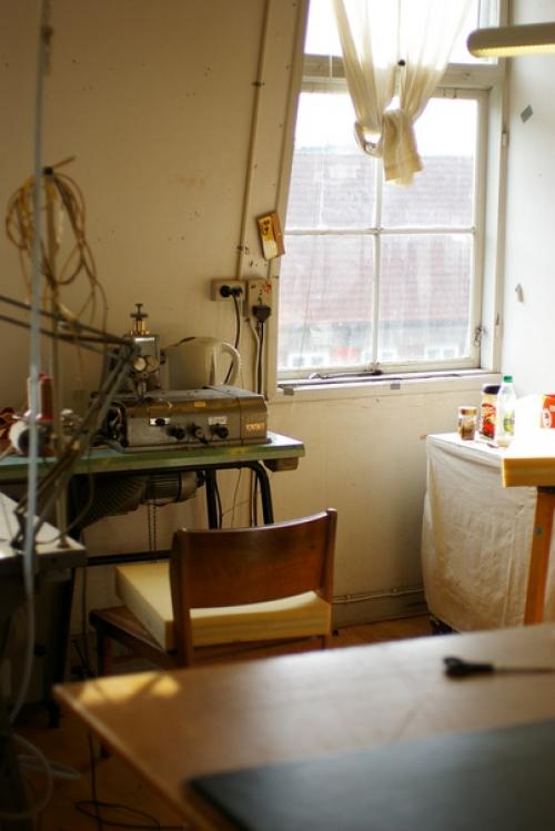 Мы обожаем датские фильмы и сериалы за то, что там иногда дают рассмотреть убранство и интерьер квартир и домов. 03