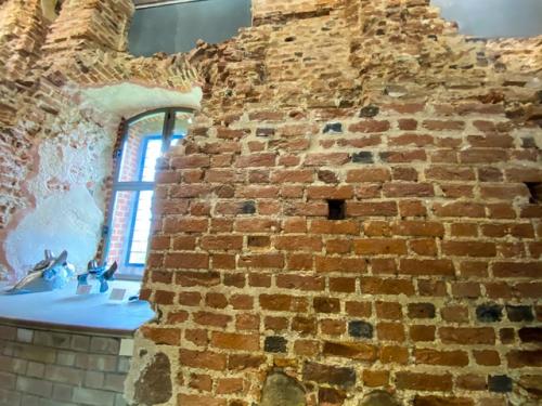 Как и обещала, представляю вашему вниманию интерьеры мирского замка. 01