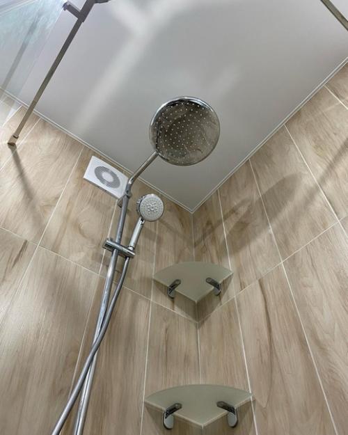 Простой, но в то же время стильный дизайн ванной комнаты. 06