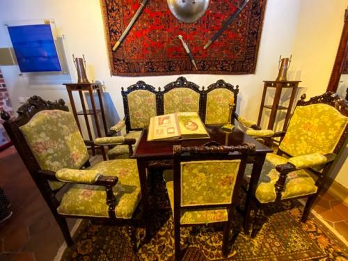 Как и обещала, представляю вашему вниманию интерьеры мирского замка. 05