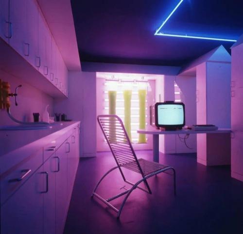 Вот, как представляли дома будущего дизайнеры интерьера в 1980-х: неон, роботы, камеры и очень много мониторов. 01