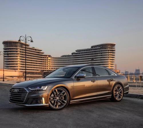 Audi S8 D5 - это спортивный автомобиль премиум - класса, выпускаемый компанией Audi. 02