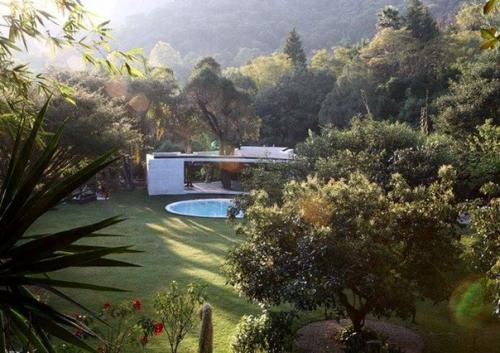 Дом - лаундж на городской окраине в Мексике. 01