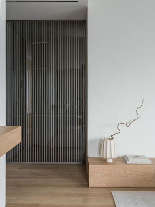 Дизайнер Жанна денишева создала спокойное и универсальное пространство для молодой семьи, построенное на лаконичной и выдержанной палитре. 02