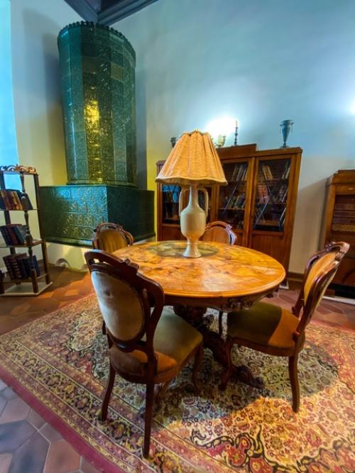 Как и обещала, представляю вашему вниманию интерьеры мирского замка. 04