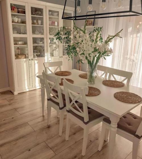 Светлая кухонька. Очень уютная. 02