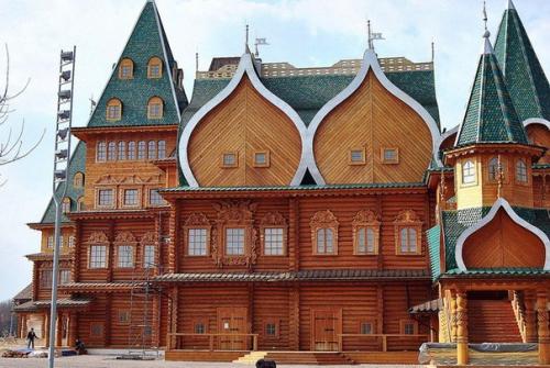 Коломенский дворец.  Некогда, при царе Алексее Михайловиче, отце Петра I, коломенский дворец был одной из главных царских резиденций. 02