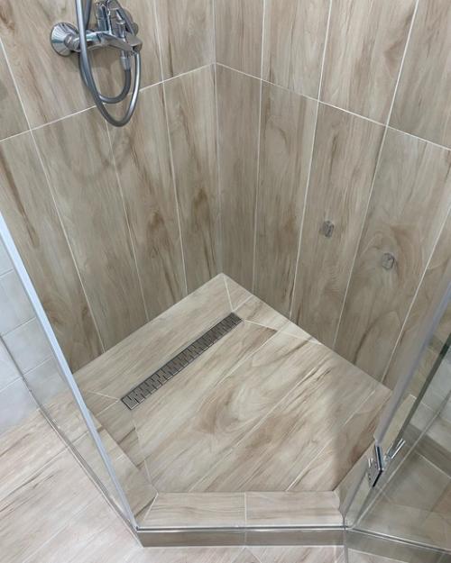 Простой, но в то же время стильный дизайн ванной комнаты. 05