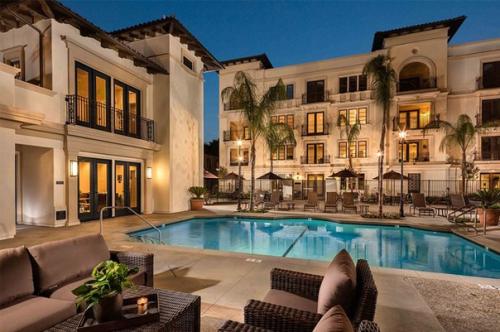 Крис дженнер и Ким кардашьян расширяют семейные владения. 02