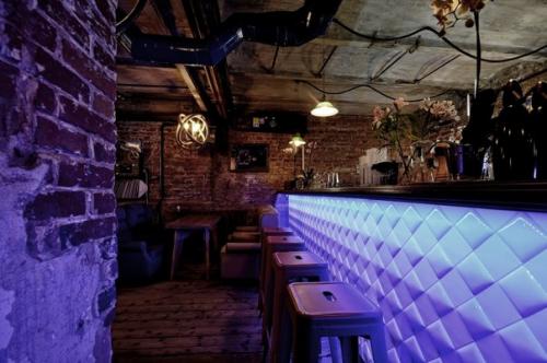 Индустриальный бар, подобно старым тихим улочкам Европы открылся в Перми, над оформлением которого, работала студия Allartsdesign. 05