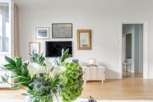 Интерьер этой квартиры в Швеции похож на ванильный десерт или крем - брюлле. 01