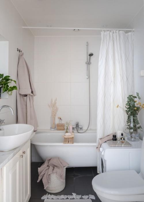 На верхнем этаже скандинавского дома между двумя внутренними дворами расположена эта светлая и уютная трехкомнатная квартира. 06