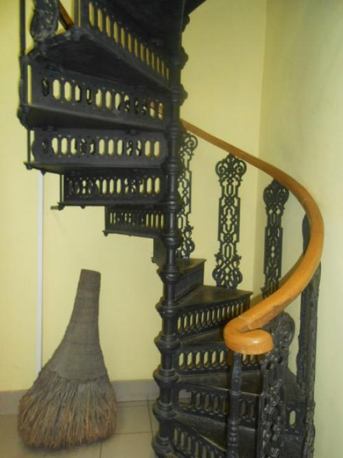 Железная винтовая лестница в здании ботанической аудитории (кафедры ботаники) во дворе здания двенадцати коллегий. 01