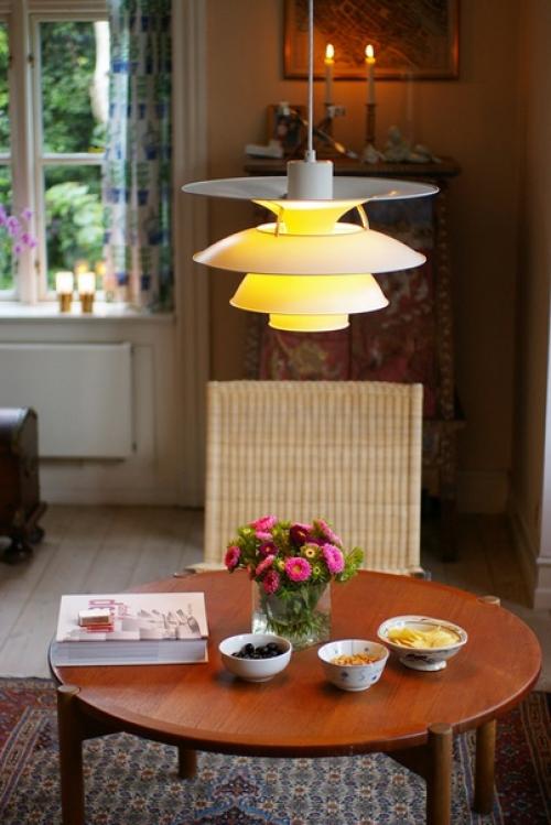 Мы обожаем датские фильмы и сериалы за то, что там иногда дают рассмотреть убранство и интерьер квартир и домов. 02