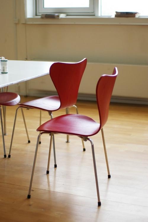 Мы обожаем датские фильмы и сериалы за то, что там иногда дают рассмотреть убранство и интерьер квартир и домов. 06