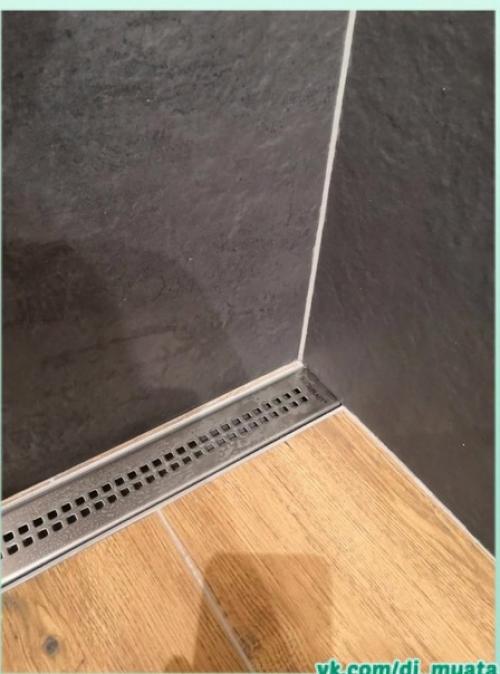 Просторный санузел. В тёмных тонах. 01