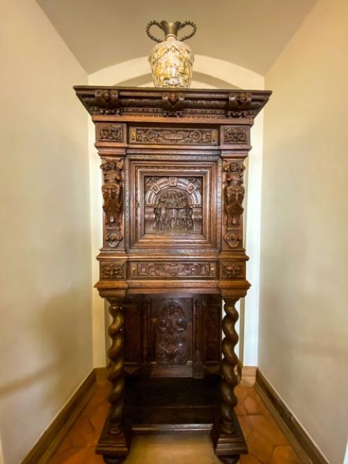 Как и обещала, представляю вашему вниманию интерьеры мирского замка. 07