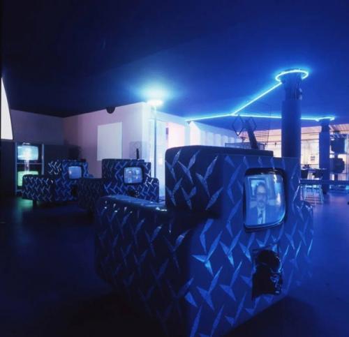 Вот, как представляли дома будущего дизайнеры интерьера в 1980-х: неон, роботы, камеры и очень много мониторов. 04