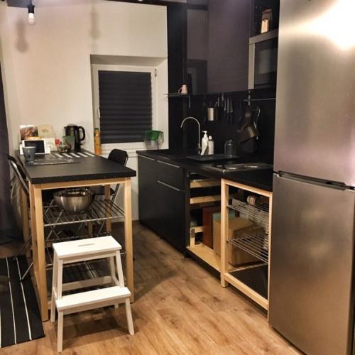 Прошу оценить мою, о ужасную, капец какую мрачную и зловеще черно - бело - деревянную кухню в комнате - гостиной. 02