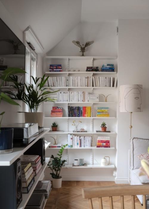 На верхнем этаже скандинавского дома между двумя внутренними дворами расположена эта светлая и уютная трехкомнатная квартира. 07