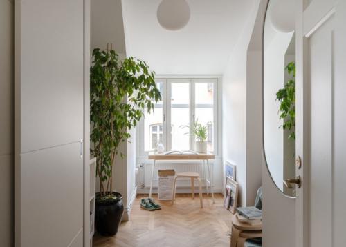 На верхнем этаже скандинавского дома между двумя внутренними дворами расположена эта светлая и уютная трехкомнатная квартира. 04