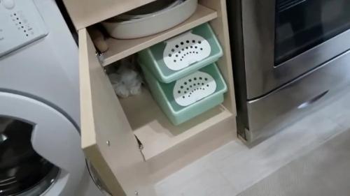 В 12 м 2 удалость вместить столовую, кухню и кабинет. 06