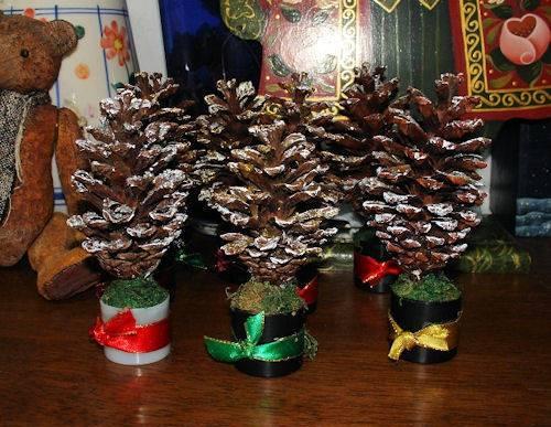 Поделки из шишек: хвойный новогодний декор. 01