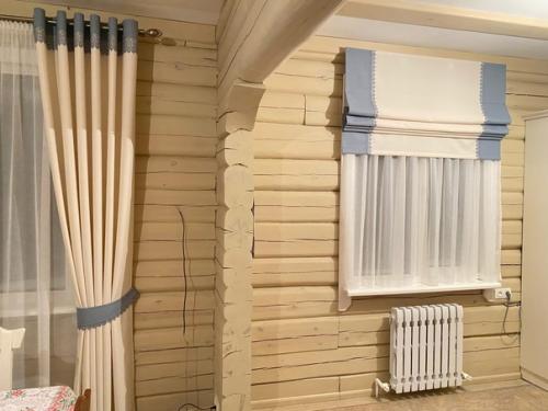 Шторы в уютном деревянном доме. 03