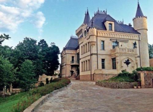 Галкин признался, что их с Пугачевой утомила жизнь в замке! 03