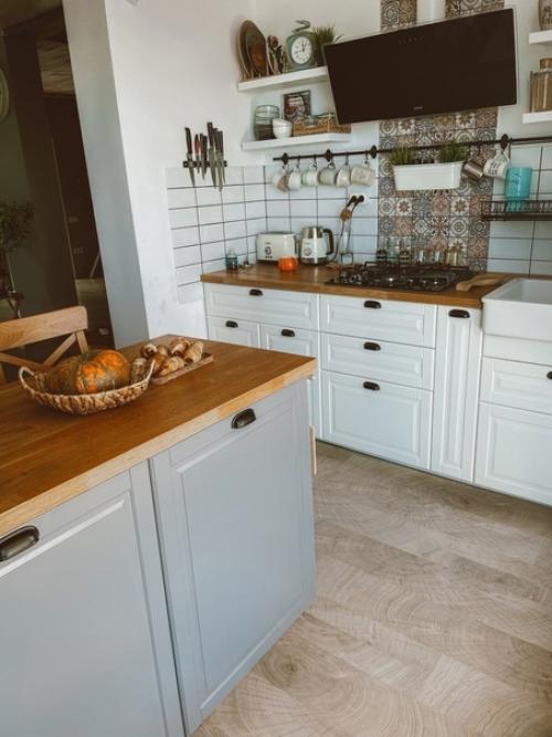 Продали квартиру и приобрели свой первый загородный дом, куда и переехали. 06